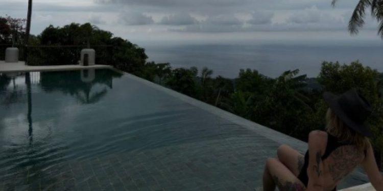 Тернопільська блогерка під час війни викладає відверті фото з Балі