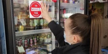 Суд Тернопільщини покарав матір, чия неповнолітня донька розпила спиртне в центрі міста