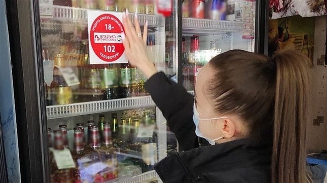 Суд Тернопільщини покарав матір, чия неповнолітня донька розпила спиртне в центрі міста