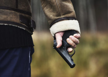 Під Тернополем невідомий чоловік стріляв з пістолета по людях