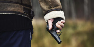 Під Тернополем невідомий чоловік стріляв з пістолета по людях