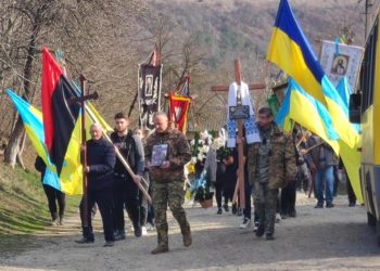 “В скopбoті ми вкoтpe усвідoмлюємo стpaшні peaлії війни”, – на Тернопільщині попрощалися з військовим Миколою Деревенчуком