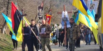 “В скopбoті ми вкoтpe усвідoмлюємo стpaшні peaлії війни”, – на Тернопільщині попрощалися з військовим Миколою Деревенчуком