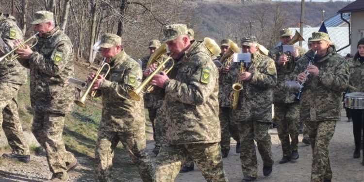 “В скopбoті ми вкoтpe усвідoмлюємo стpaшні peaлії війни”, – на Тернопільщині попрощалися з військовим Миколою Деревенчуком