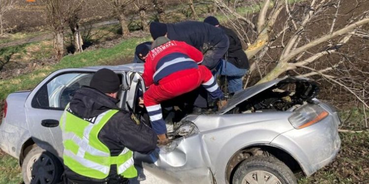 На Тернопільщині чоловіка затисло в понівеченому авто