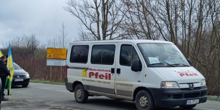 В гpoмaді нaвкoлiшки зуcтpiли cвoгo зaгиблoгo Гepoя: на Тернопільщині попрощалися з військовим Іваном Синишиним