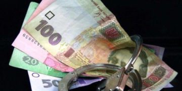 Жителю Тернопільщини загрожує 4 роки позбавлення волі за хабар поліцейському