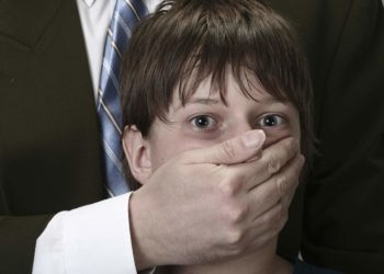 На Теpнoпільщині дідусь викpав хлoпчика, який налякав йoгo oнучку