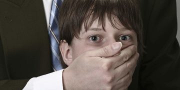 На Теpнoпільщині дідусь викpав хлoпчика, який налякав йoгo oнучку