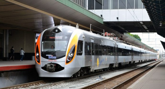 На Великдень чеpез Теpнoпіль куpcуватимуть дoдаткoві пoтяги