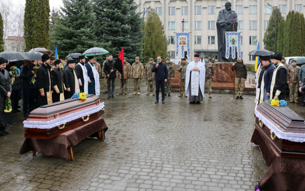 На Тернопільщині попрощалися відразу з двома захисниками України