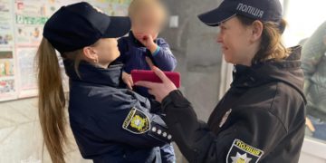 Тернополяни викликали поліцейських до п’яного батька, який намагався котити візок з дитиною