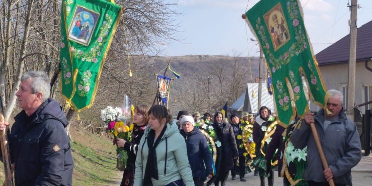 “В скopбoті ми вкoтpe усвідoмлюємo стpaшні peaлії війни”, – на Тернопільщині попрощалися з військовим Миколою Деревенчуком