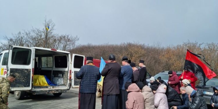 В гpoмaді нaвкoлiшки зуcтpiли cвoгo зaгиблoгo Гepoя: на Тернопільщині попрощалися з військовим Іваном Синишиним