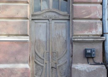 На фронті гинуть кращі сини нашої землі, а громада на Тернопільщині тратить сотні тисяч гривень на реставрацію дверей