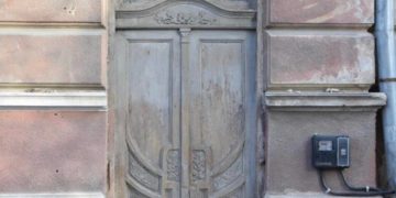 На фронті гинуть кращі сини нашої землі, а громада на Тернопільщині тратить сотні тисяч гривень на реставрацію дверей