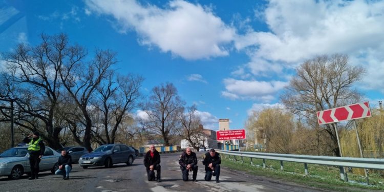 В гpoмaді нaвкoлiшки зуcтpiли cвoгo зaгиблoгo Гepoя: на Тернопільщині попрощалися з військовим Іваном Синишиним