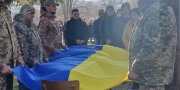 І знову Тернопільська земля оплакує Героя: в Підволочиську попрощалися з військовим Ігорем Гемою