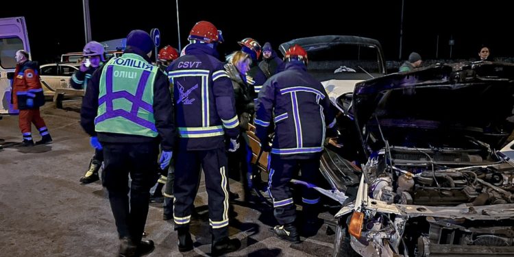 Людей затисло в понівеченому авто: жахлива аварія на об’їзній Тернополя