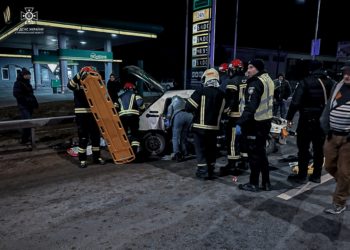 Людей затисло в понівеченому авто: жахлива аварія на об’їзній Тернополя