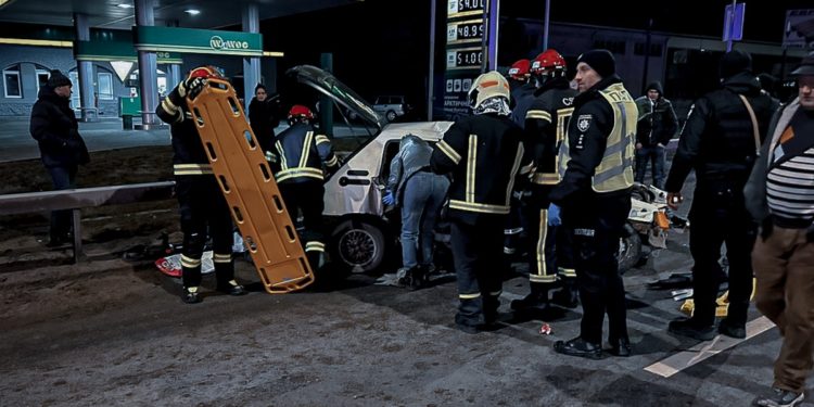 Людей затисло в понівеченому авто: жахлива аварія на об’їзній Тернополя