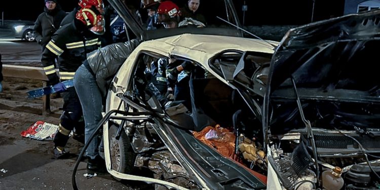 Людей затисло в понівеченому авто: жахлива аварія на об’їзній Тернополя