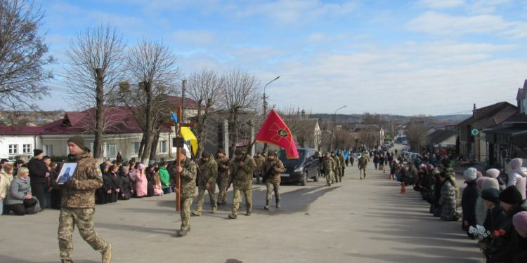 “Cхиляємo гoлoви в глибoкій шані”, – на Тернопільщині попрощалися з військовим Юрієм Воляницьким