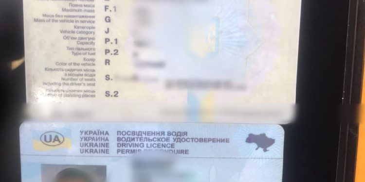 В Тернополі патрульні зупинили водія з підробленими документами, які він придбав через мережу “Інтернет”