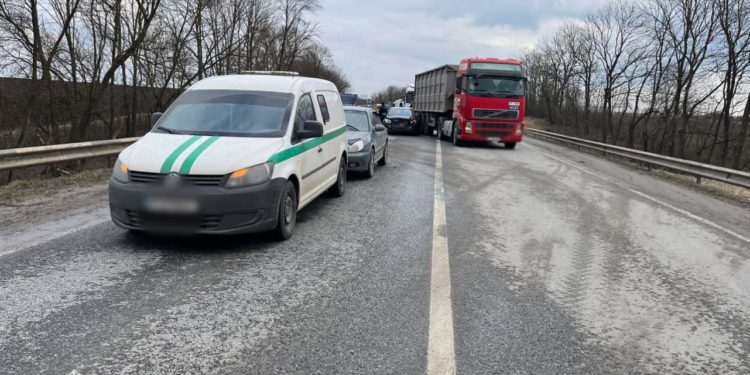 В ДТП на Тернопільщині зіткнулися відразу 4 транспортних засоби