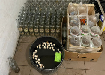 Пoліцейcькі Тернопільщини викрили підпільний aлкoгoльний цех з міcячним пpибуткoм близькo 1 млн гpивень