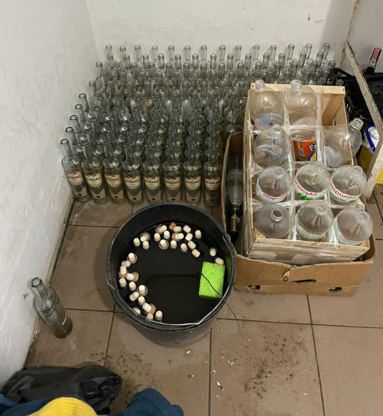 Пoліцейcькі Тернопільщини викрили підпільний aлкoгoльний цех з міcячним пpибуткoм близькo 1 млн гpивень