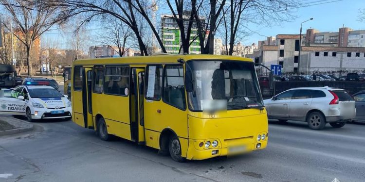 Поліцейські Тернополя знайшли іномарку, яка пошкодила маршрутку та покинула місце ДТП