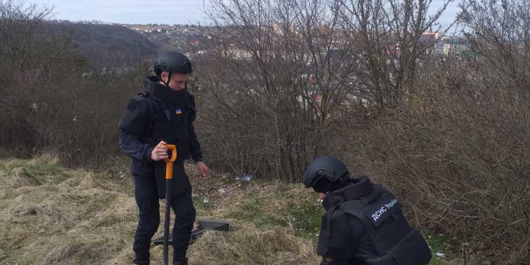 І знову війна дає про себе знати: на Тернопільщині знайшли 77-міліметрові снаряди