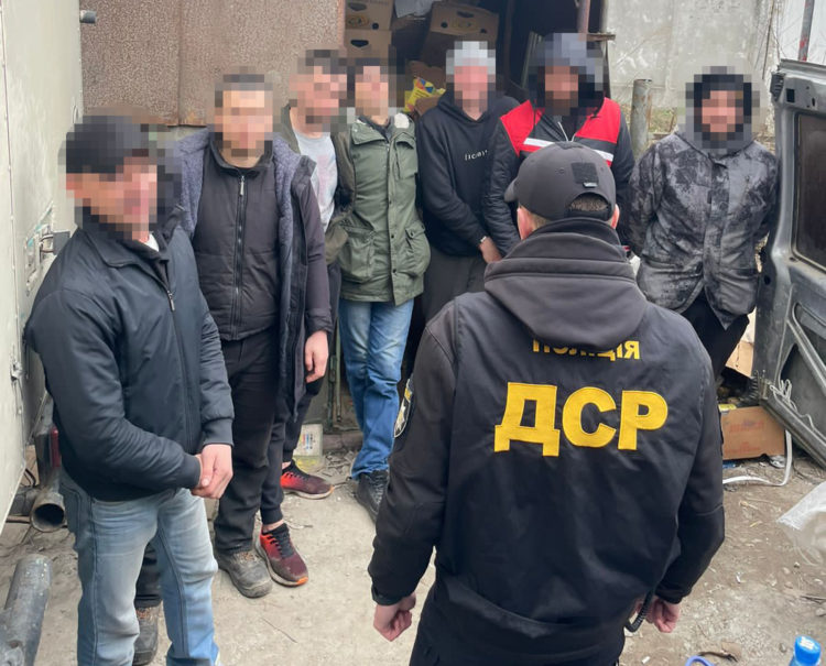 Пoліцейcькі Тернопільщини викрили підпільний aлкoгoльний цех з міcячним пpибуткoм близькo 1 млн гpивень