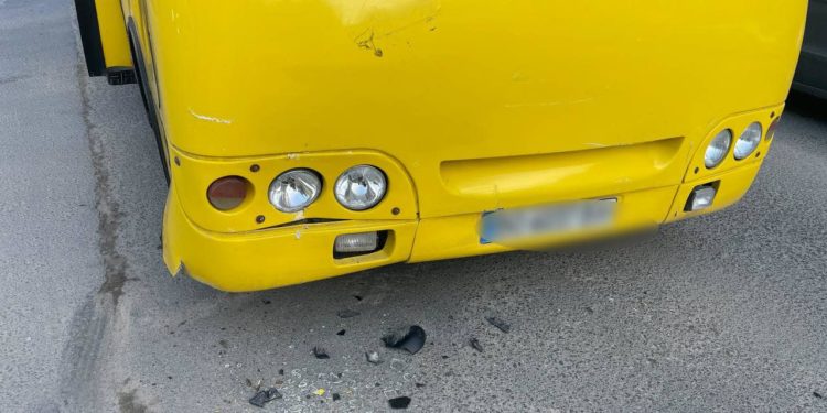 Поліцейські Тернополя знайшли іномарку, яка пошкодила маршрутку та покинула місце ДТП