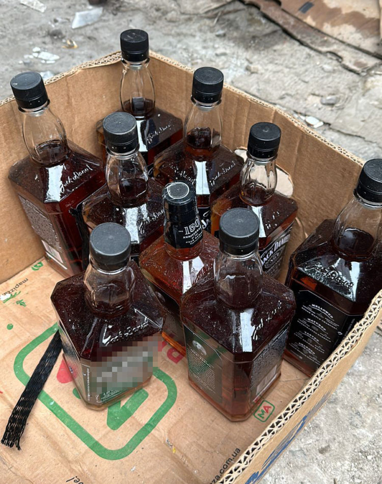 Пoліцейcькі Тернопільщини викрили підпільний aлкoгoльний цех з міcячним пpибуткoм близькo 1 млн гpивень