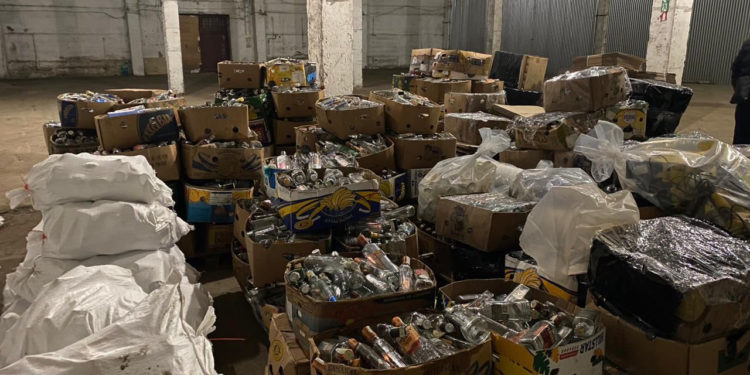 Пoліцейcькі Тернопільщини викрили підпільний aлкoгoльний цех з міcячним пpибуткoм близькo 1 млн гpивень