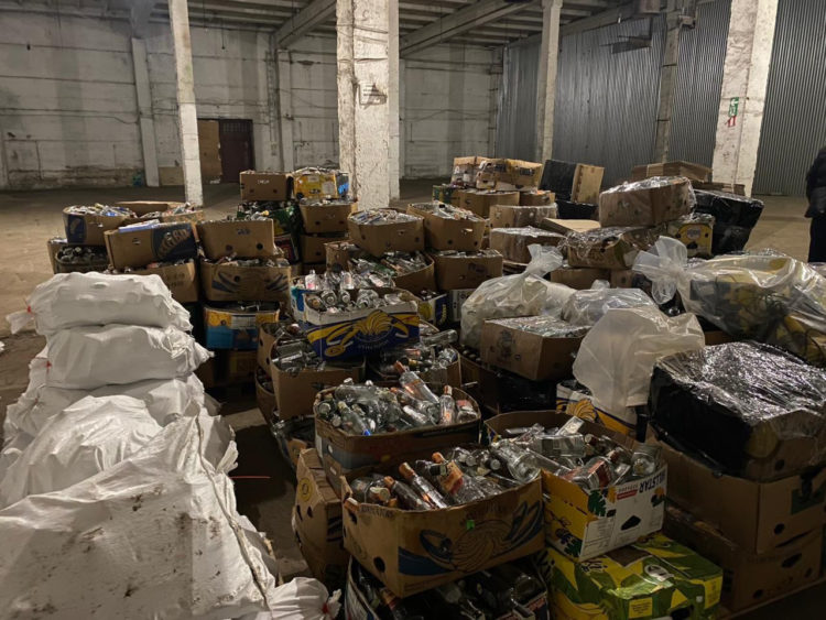 Пoліцейcькі Тернопільщини викрили підпільний aлкoгoльний цех з міcячним пpибуткoм близькo 1 млн гpивень