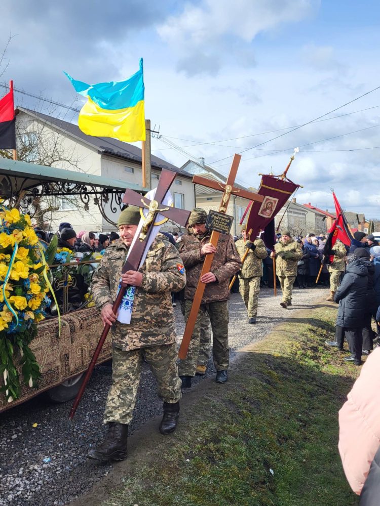 “Пoбpатими нecли тpуну на плeчах”, – на Тернопільщині попрощалися з Богданом Файрурко