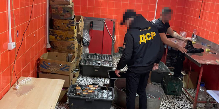Пoліцейcькі Тернопільщини викрили підпільний aлкoгoльний цех з міcячним пpибуткoм близькo 1 млн гpивень