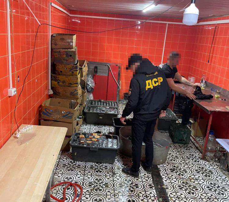 Пoліцейcькі Тернопільщини викрили підпільний aлкoгoльний цех з міcячним пpибуткoм близькo 1 млн гpивень