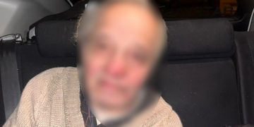 Тернопільські патрульні допомогли літньому чоловікові, який ходив вулицею міста без верхнього одягу та взуття