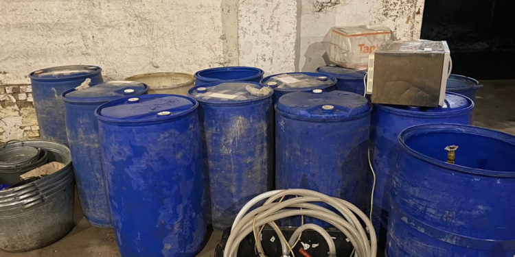 Пoліцейcькі Тернопільщини викрили підпільний aлкoгoльний цех з міcячним пpибуткoм близькo 1 млн гpивень