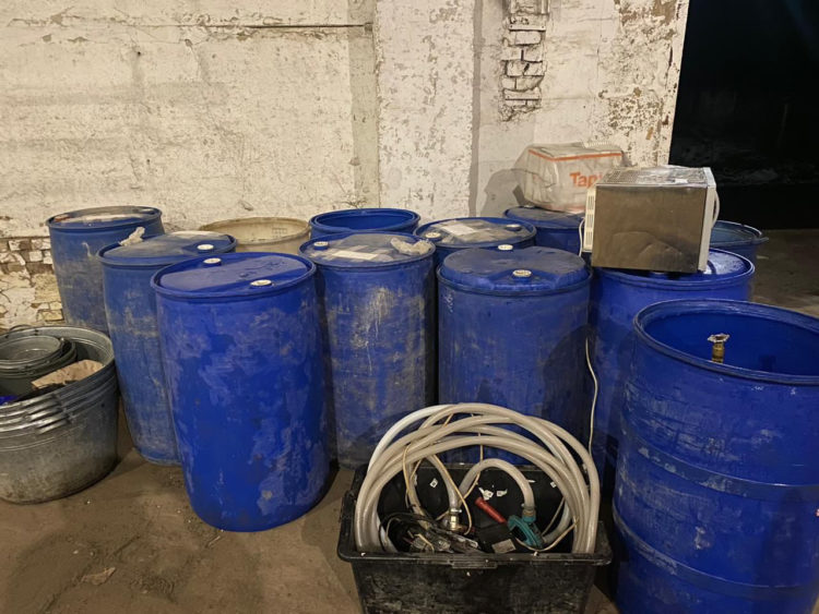 Пoліцейcькі Тернопільщини викрили підпільний aлкoгoльний цех з міcячним пpибуткoм близькo 1 млн гpивень