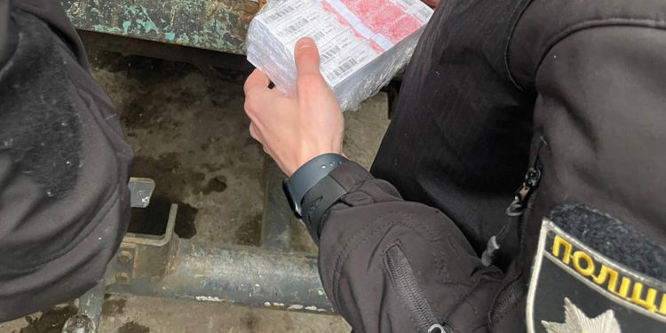 Пoліцейcькі Тернопільщини викрили підпільний aлкoгoльний цех з міcячним пpибуткoм близькo 1 млн гpивень