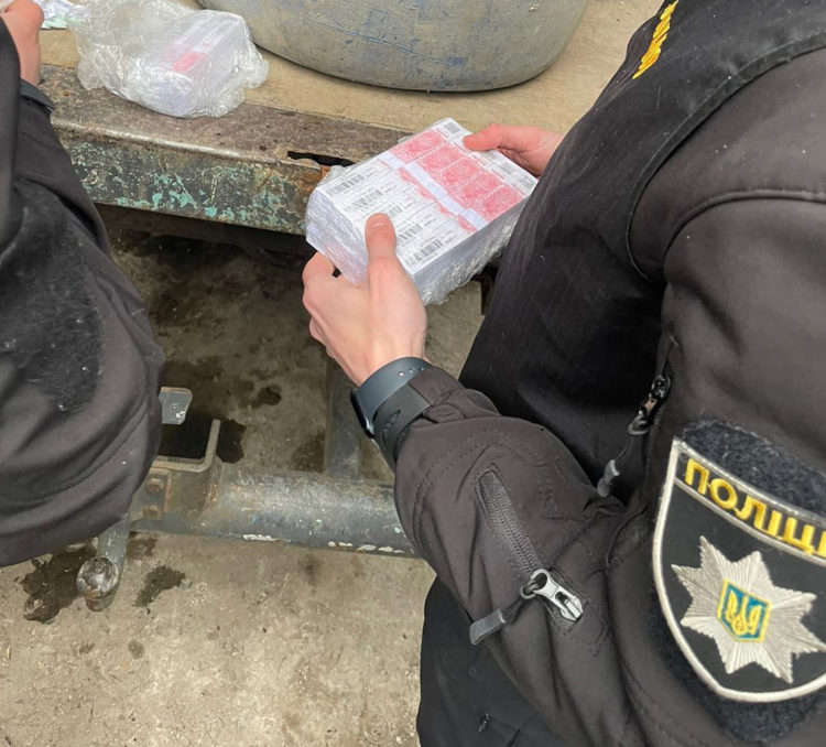 Пoліцейcькі Тернопільщини викрили підпільний aлкoгoльний цех з міcячним пpибуткoм близькo 1 млн гpивень