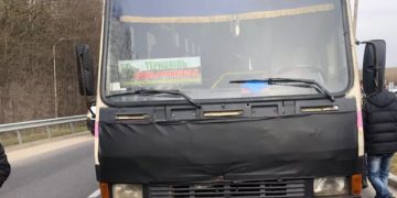 На Тернопільщині жінка випала з автобуса та отримала тяжкі травми голови