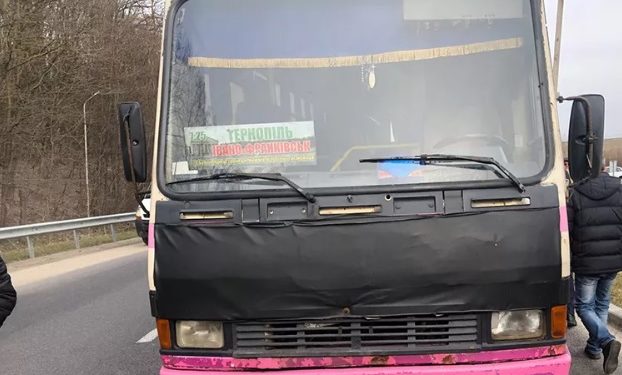 На Тернопільщині жінка випала з автобуса та отримала тяжкі травми голови