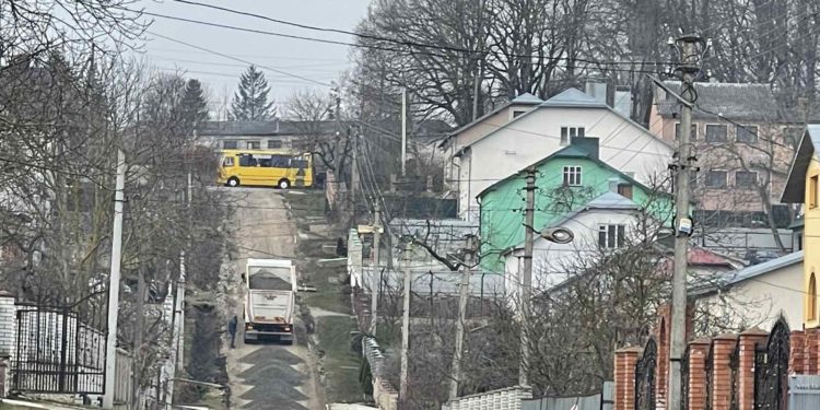 Під Тернополем почали ремонтувати дороги, водіям потрібно ретельніше підбирати свій маршрут