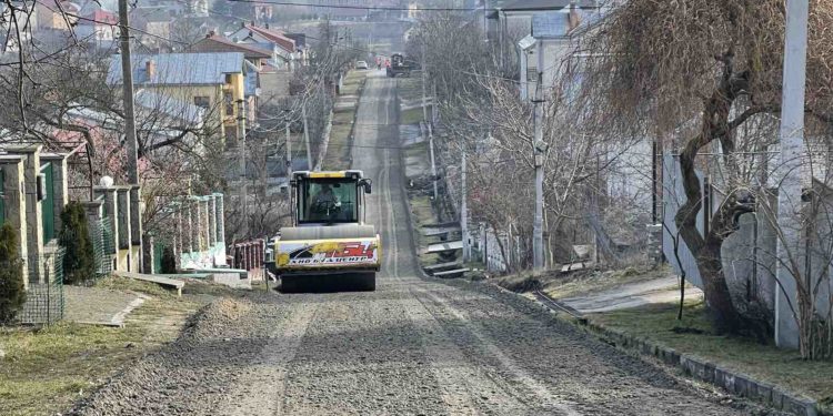 Під Тернополем почали ремонтувати дороги, водіям потрібно ретельніше підбирати свій маршрут